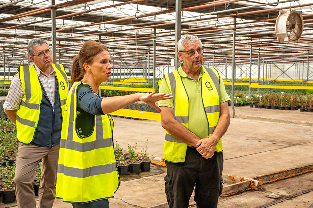 Greenwood-Choice-Manager-Kevin-Merritt-and-Trudy-Harrison-MP-touring-Fresh-Acres Kniphofia Mango Popsicle